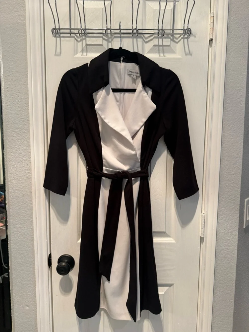 🖤🤍Shelby & Palmer Black White Wrap Style Dress Size 8 Tie Waist Long Sleeve Chic - Picture 2 of 4